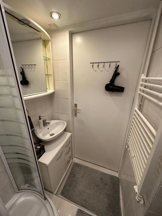 Apartment Ferienwohnung Cosy & Quiet In 17Th District Wien